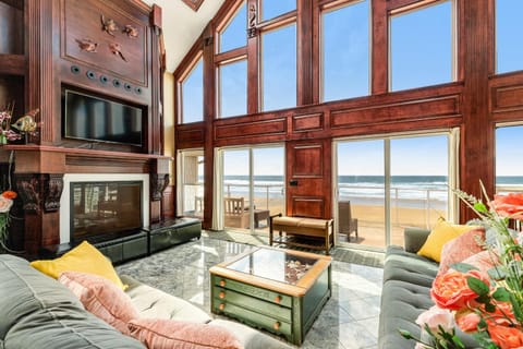Oceanfront Seascape House in Rockaway Beach