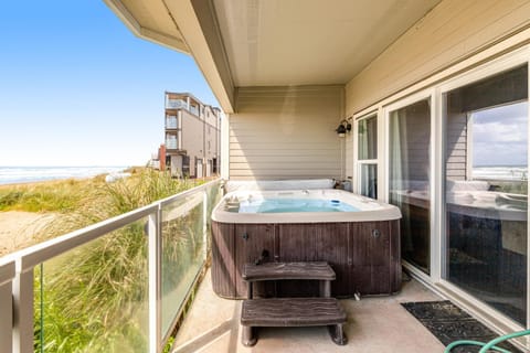 Oceanfront Seascape House in Rockaway Beach