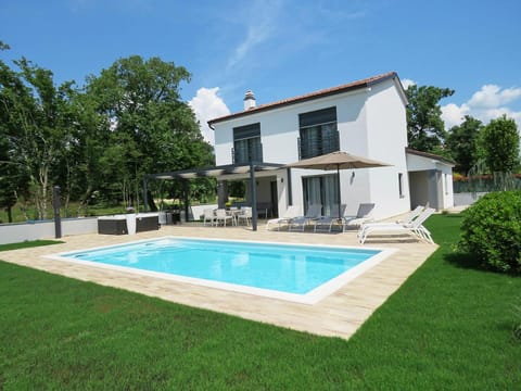 Property building, Garden, Swimming pool