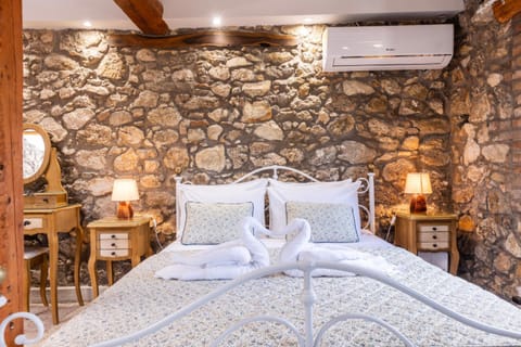 Bed, Bedroom, towels, air conditioner