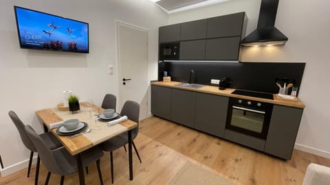 TV and multimedia, Coffee/tea facilities, Kitchen or kitchenette, Dining area, stove