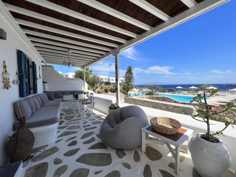 Natural landscape, Balcony/Terrace, Seating area, Dining area, Pool view, Sea view