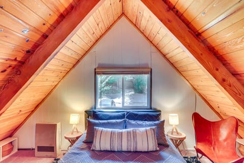 1 Mi to Snow Summit Big Bear Lake Cabin! Cabin in Big Bear