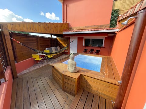 Patio, Day, Living room, Seating area