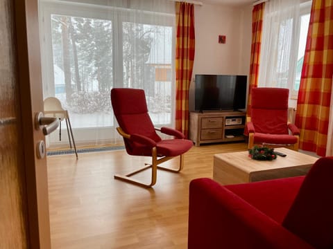 TV and multimedia, Living room, Seating area, Family