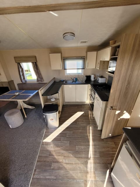 Kitchen or kitchenette, minibar