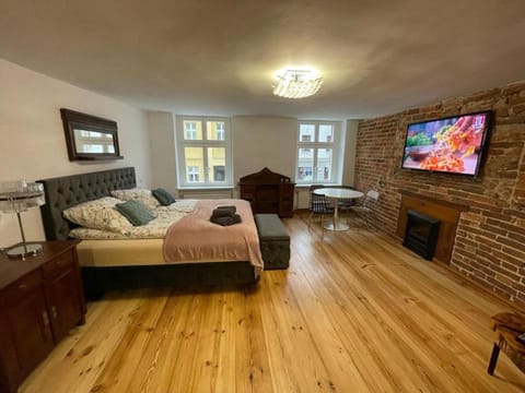 Bed, TV and multimedia, Living room