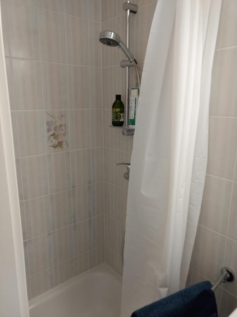 Ruhiges, gemütliches Zimmer mit Bad für 2 Personen, mit Gartenterasse Apartment in Lubeck