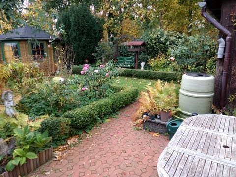 Ruhiges, gemütliches Zimmer mit Bad für 2 Personen, mit Gartenterasse Apartment in Lubeck