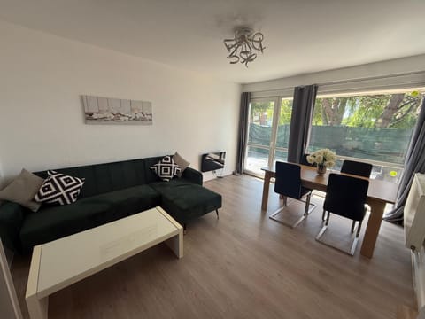 Superbe appartement spacieux avec parking et jardin privé Apartment in Hauts-de-France
