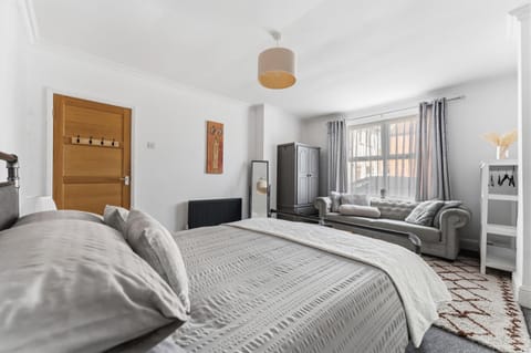 Bed, Seating area, Bedroom