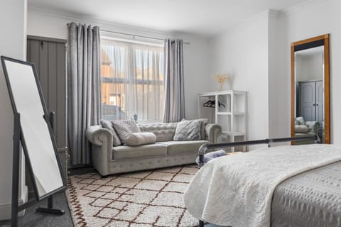 Bed, Seating area, Bedroom