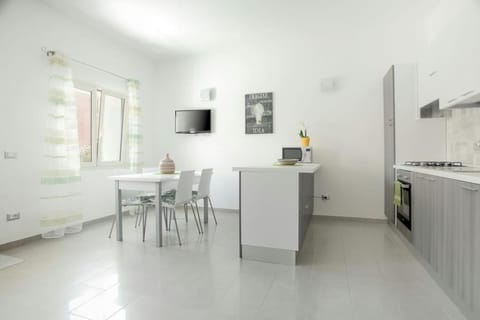 Kitchen or kitchenette, Dining area, minibar, pet friendly, stove
