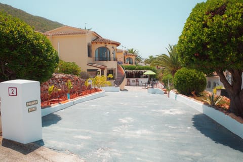 Property building, Day, Neighbourhood, Parking