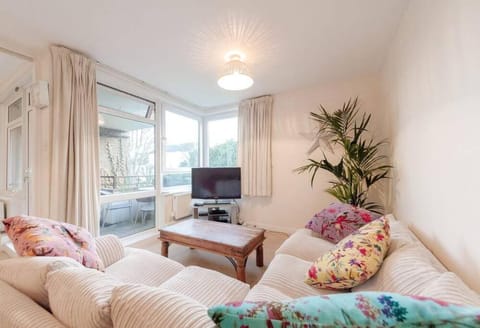 Communal lounge/ TV room, TV and multimedia, Living room, Seating area
