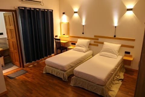 Bed, Photo of the whole room, Bedroom