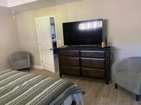 Communal lounge/ TV room, Bed, TV and multimedia, Bedroom