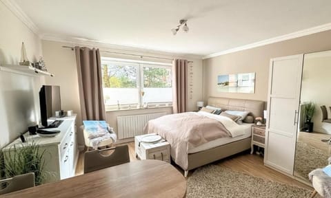 Bed, TV and multimedia, Living room, Photo of the whole room, Bedroom