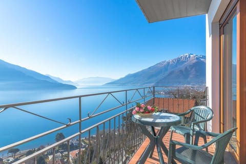 Nearby landmark, Day, Natural landscape, View (from property/room), Balcony/Terrace, Seating area, Dining area, Lake view, Mountain view