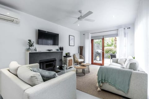 TV and multimedia, Living room, Seating area, fireplace, flat iron, air conditioner