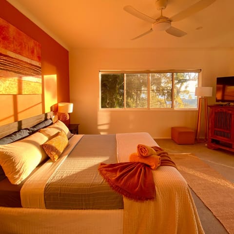 Bed, TV and multimedia, Photo of the whole room, Bedroom