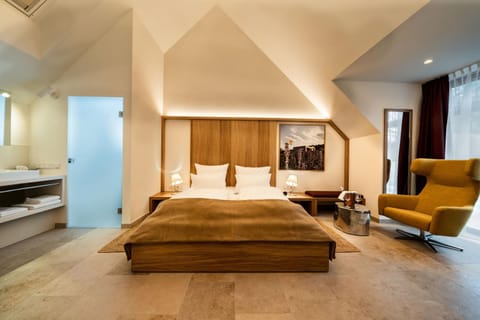 Bed, Bathroom, Photo of the whole room, Bedroom