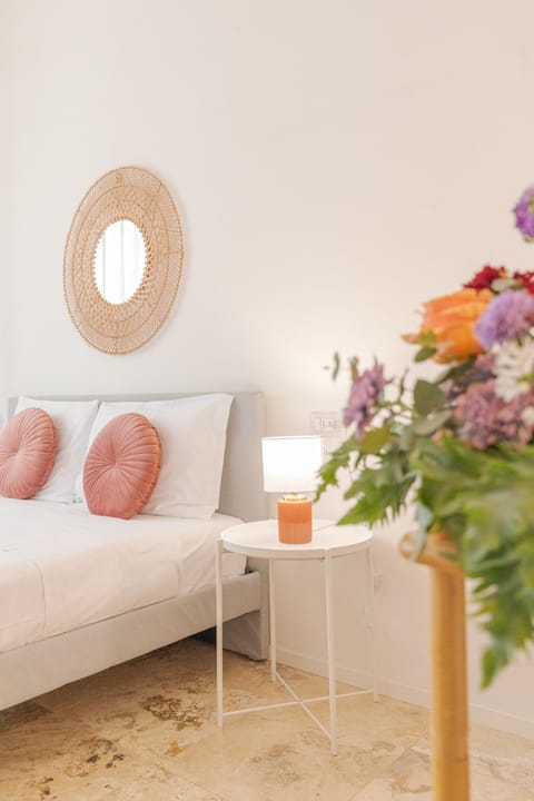 Bed, Photo of the whole room, Decorative detail, Bedroom