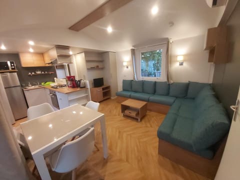 Mobil Home 6 couchages(+2 optionnels) Campground/
RV Resort in Fréjus