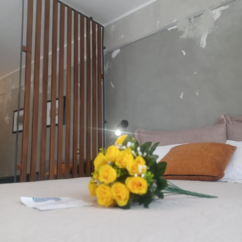 Bed, Living room, Photo of the whole room, Seating area, Bedroom