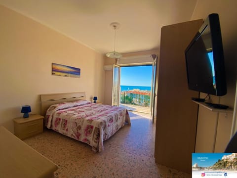 Photo of the whole room, Sea view