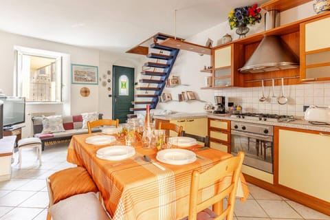 Dining area, kitchen