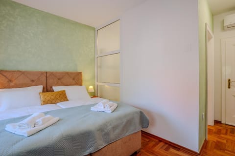 Bed, Bedroom, towels