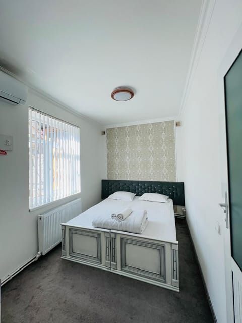Bed, TV and multimedia, Photo of the whole room, Bedroom, towels
