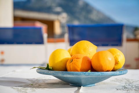 Property building, Day, Natural landscape, Food and drinks, Food, Mountain view, Seasons