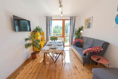 TV and multimedia, Living room, Seating area, Evening entertainment