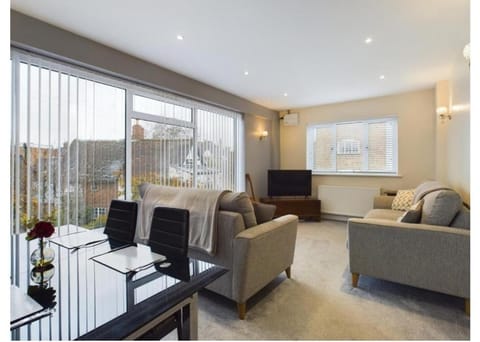 Tallets Apartment with Balcony & Parking Apartment in Tewkesbury