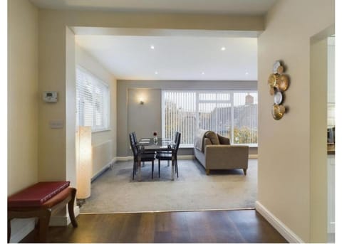 Tallets Apartment with Balcony & Parking Apartment in Tewkesbury