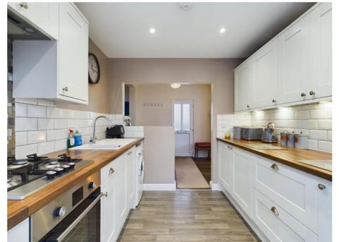 Tallets Apartment with Balcony & Parking Apartment in Tewkesbury