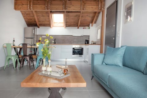 Kitchen or kitchenette, Living room, Seating area, Dining area