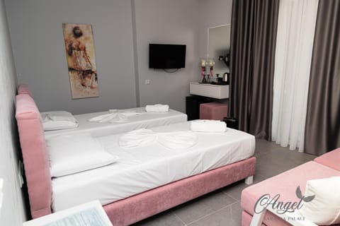 Bed, TV and multimedia, Photo of the whole room, Bedroom, towels