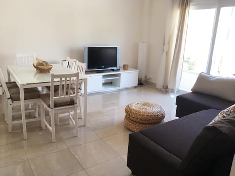 TV and multimedia, Living room, Seating area, Dining area