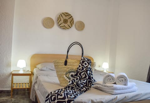 Property building, Bed, Photo of the whole room, Bedroom, towels