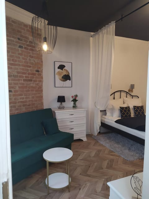 Bed, Seating area