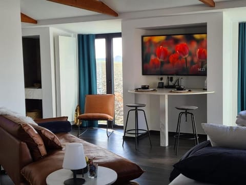 TV and multimedia, Seating area, Dining area