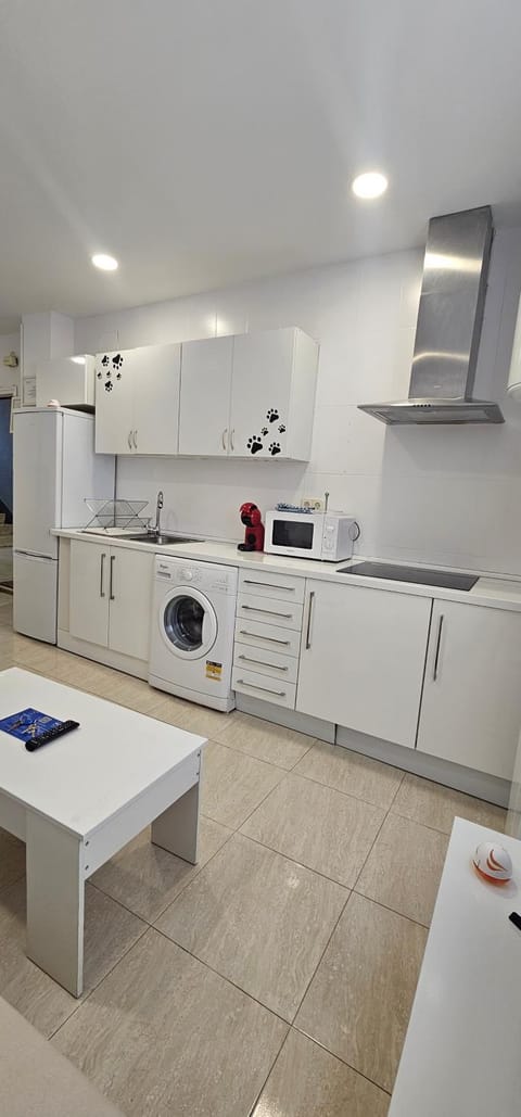 Kitchen or kitchenette, minibar, stove, washing machine