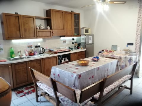 Kitchen or kitchenette, Living room, Food and drinks, Seating area, Dining area, Food, Buffet breakfast, oven, pet friendly, stove, toaster, Internal: Not applicable to any particular room
