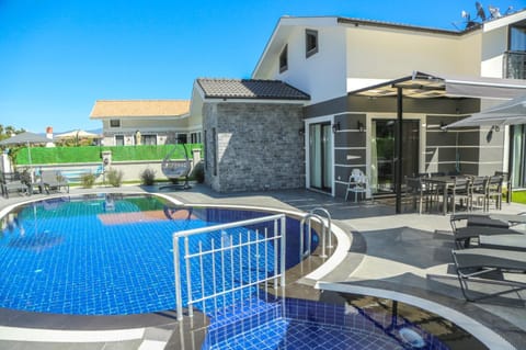 Property building, Swimming pool, sunbed