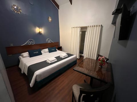 Bed, TV and multimedia, Photo of the whole room, Seating area, hair dresser
