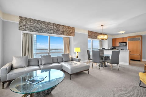 Kitchen or kitchenette, Living room, Seating area, Dining area
