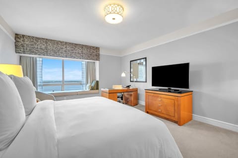 Bed, TV and multimedia, View (from property/room), Photo of the whole room, Bedroom, Lake view